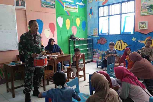 Babinsa Koramil 2 Klampok Melatih Drum Band Anak-Anak TK BA