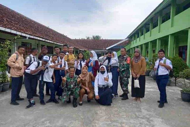 Babinsa Peltu Teguh dan Sertu Agus Memimpin Latihan Drum Band di SMPN 2 Klampok 