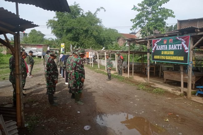 Hijaukan Pasar Kodim 0704 Banjarnegara Ajak Warga Gotong Royong