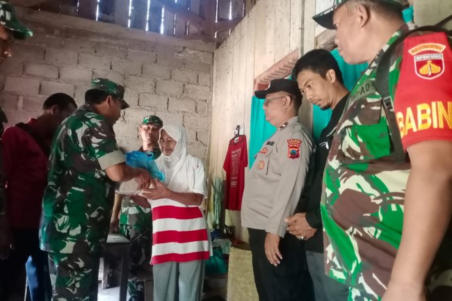 Babinsa dan Bhabinkamtibmas Bersatu dalam Baksos Pembagian Sembako