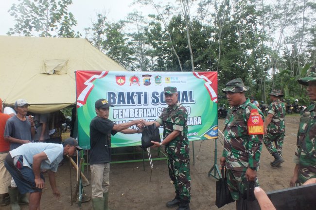 Peduli Warga Kurang Mampu Dalam Wujud Bakti Sosial Untuk Kemanunggalan TNI Bersama Rakyat Dengan Kegiatan Pembagian Sembako