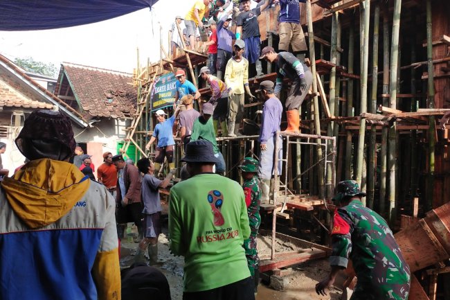 Kemanunggalan Babinsa Koramil 13/Banjarmangu Bersama Warga Gotong Royong Pengecoran Gedung TPQ.