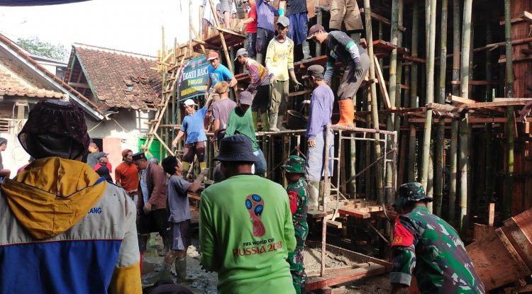 Kemanunggalan Babinsa Koramil 13/Banjarmangu Bersama Warga Gotong Royong Pengecoran Gedung TPQ.
