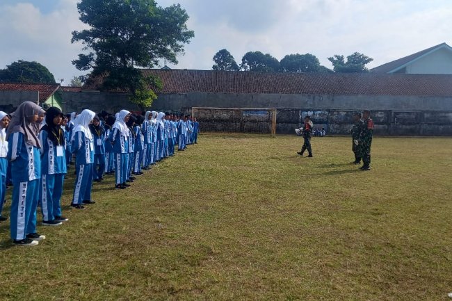 Tanamkan Displin Dan Cinta Tanah Air Kepada Siswa, Babinsa Koramil 02/Klampok Kecamatan Purwareja Klampok Kabupaten Banjarnegara Berikan Materi PBB dan Wasbang