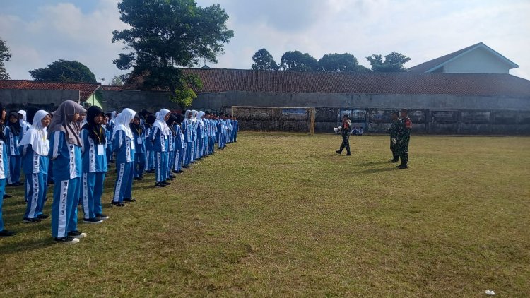 Tanamkan Displin Dan Cinta Tanah Air Kepada Siswa, Babinsa Koramil 02/Klampok Kecamatan Purwareja Klampok Kabupaten Banjarnegara Berikan Materi PBB dan Wasbang