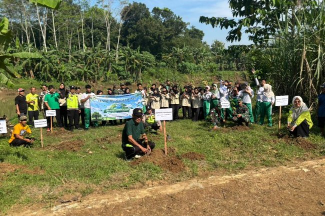 PROGRAM UNGGULAN KASAD  KORAMIL02/KLAMPOK BERSAMA FORKOMPINCAM,KELOMPOK PECINTA ALAM SMAN 1 PURWAREJA KLAMPOK MELAKSANAKAN PENGHIJAUAN PENANAMAN POHON DI BANTARAN SUNGAI SERAYU