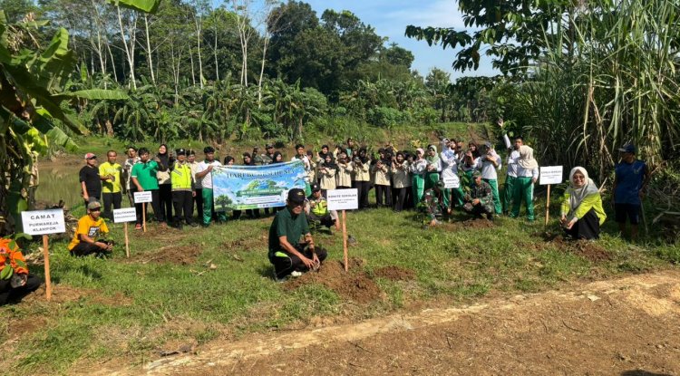 PROGRAM UNGGULAN KASAD  KORAMIL02/KLAMPOK BERSAMA FORKOMPINCAM,KELOMPOK PECINTA ALAM SMAN 1 PURWAREJA KLAMPOK MELAKSANAKAN PENGHIJAUAN PENANAMAN POHON DI BANTARAN SUNGAI SERAYU