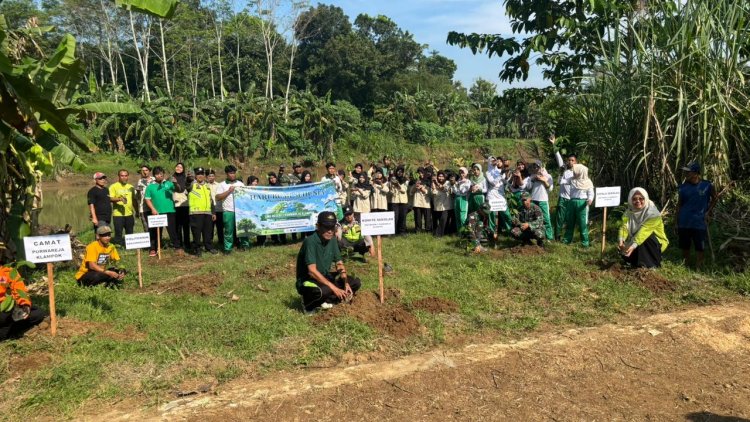 PROGRAM UNGGULAN KASAD  KORAMIL02/KLAMPOK BERSAMA FORKOMPINCAM,KELOMPOK PECINTA ALAM SMAN 1 PURWAREJA KLAMPOK MELAKSANAKAN PENGHIJAUAN PENANAMAN POHON DI BANTARAN SUNGAI SERAYU