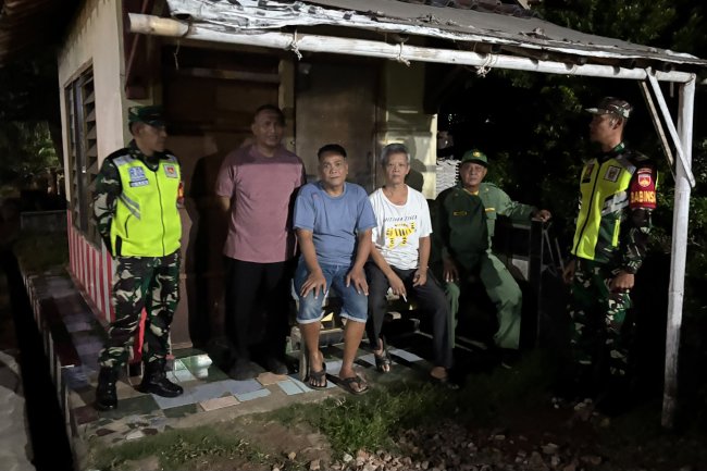 KORAMIL 02/KLAMPOK BERSAMA WARGA DAN SATLINMAS  MELAKSANAKAN KEGIATAN  SISKAMLING