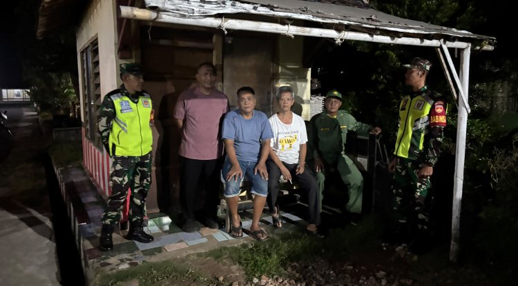 KORAMIL 02/KLAMPOK BERSAMA WARGA DAN SATLINMAS  MELAKSANAKAN KEGIATAN  SISKAMLING